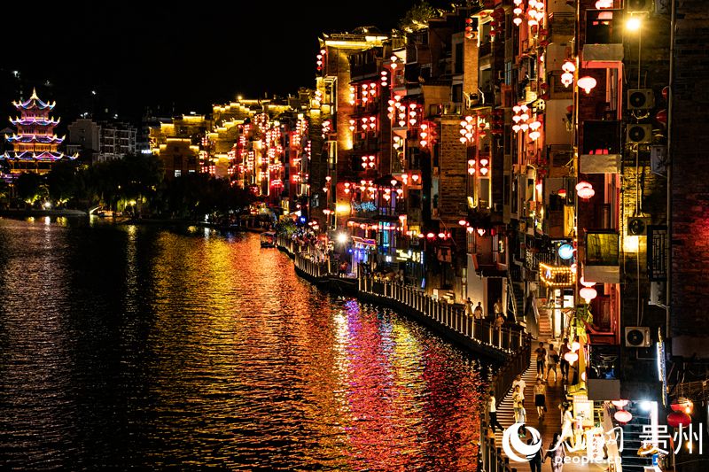 华灯初上,镇远古城两岸灯火通明。人民网 阳茜摄