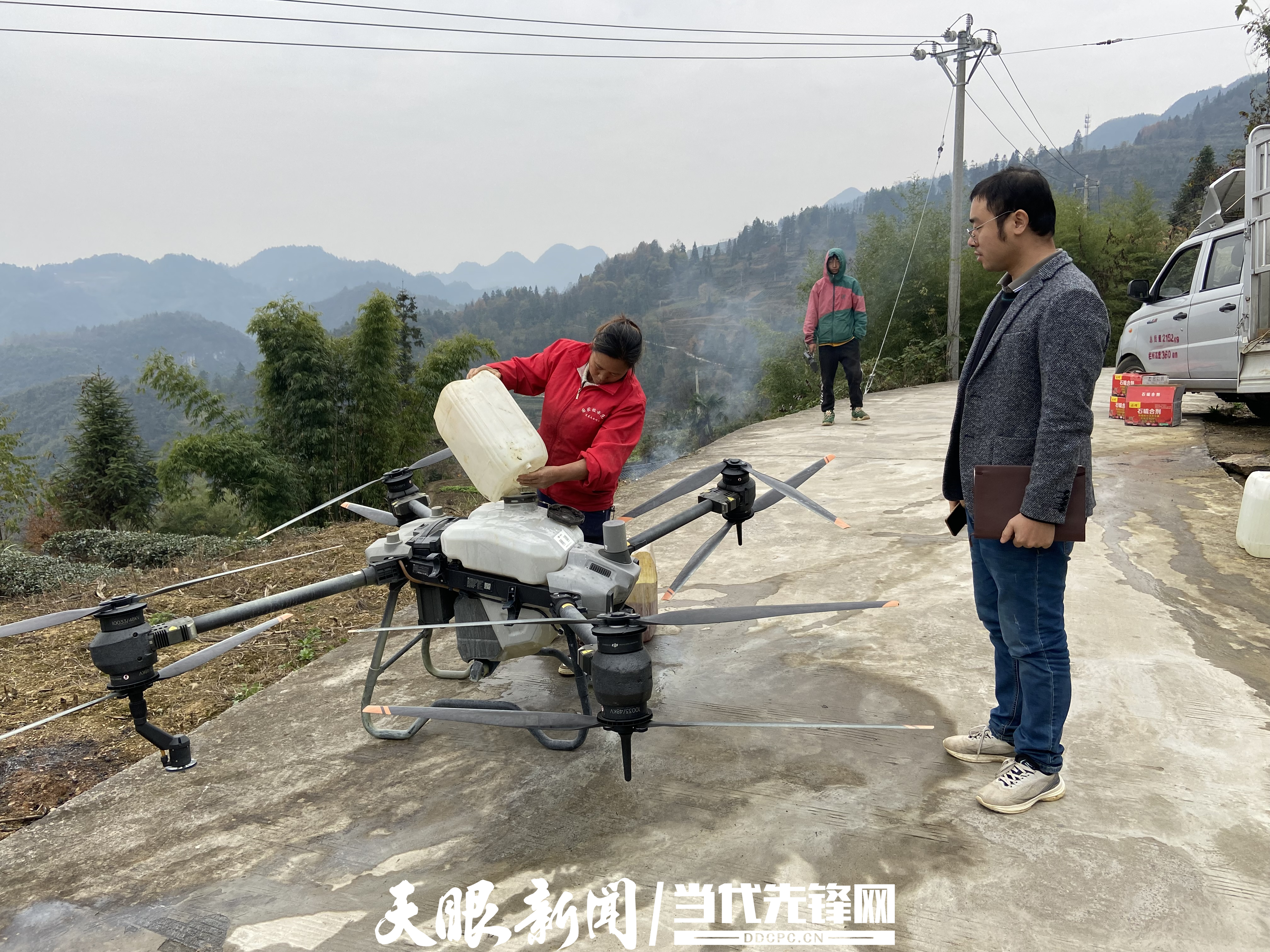 1684720993516453.jpg 科技小院与落花屯合作社开展无人机飞防指导.jpg